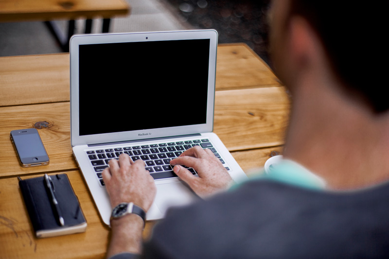 Mobile blogging setup for publishing a dozen blog articles every day.